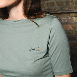 Elegantes Wein T-Shirt für Damen aus weicher Cotton-Modal-Qualität mit hochwertiger Cheers Stickerei - hier im Detail.