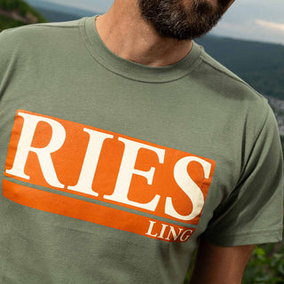 Detailaufnahme des Wein T-Shirt für Herren der Marke Winecraft mit einem Riesling-Print vorne auf der Brust.