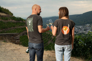 Models tragen Wein T-Shirts von Winecraft, prosten sich mit Wein zu und geniessen die Aussicht auf die Weinberge von Winningen.