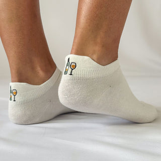 Sneakersocken Weinsocken fotografiert am Model.