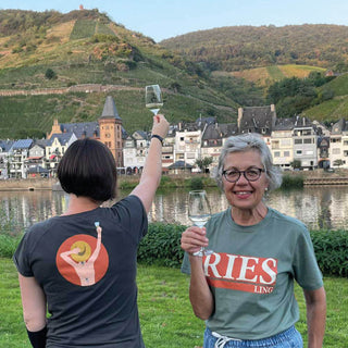 Zufriedene Winecraft-Kundin Martina mit Tochter. Martina trägt das Riesling Shirt und Tochter trägt das Cheers to the World Shirt.