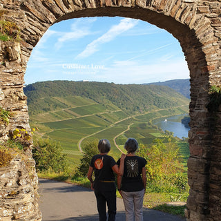 Zufriedene Winecraft-Kundin Rita mit Freundin. Rita trägt das Cheers to the World Shirt und Freundin trägt das Corkscrew Shirt.