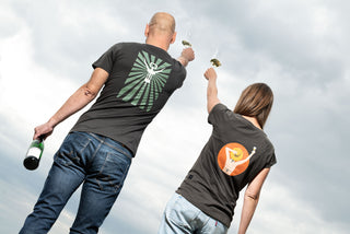 Models tragen Wein T-Shirts von Winecraft und prosten mit den Weingläsern in den Himmel.