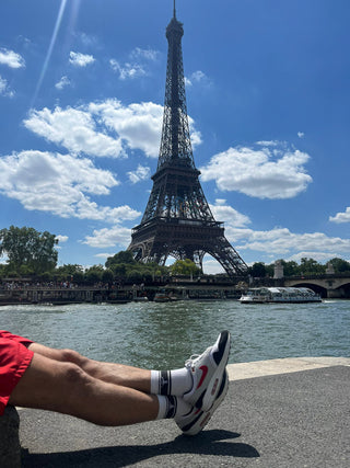 Weinsocken Corkscrew getragen in Paris vor dem Eiffel Turm