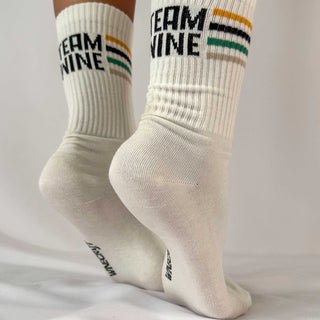 Weinsocken Team Wine am Model fotografiert, das Model steht auf Zehenspitzen.