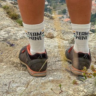 Weinsocken Team Wine - getragen beim Wandern auf Korsika.